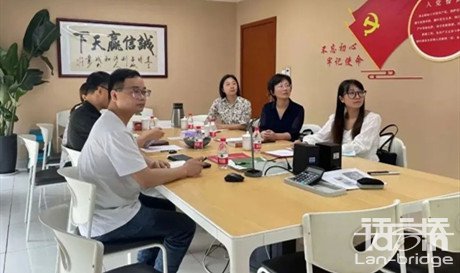 成都大學(xué)外國語學(xué)院杜潔院長一行蒞臨語言橋集團參觀座談